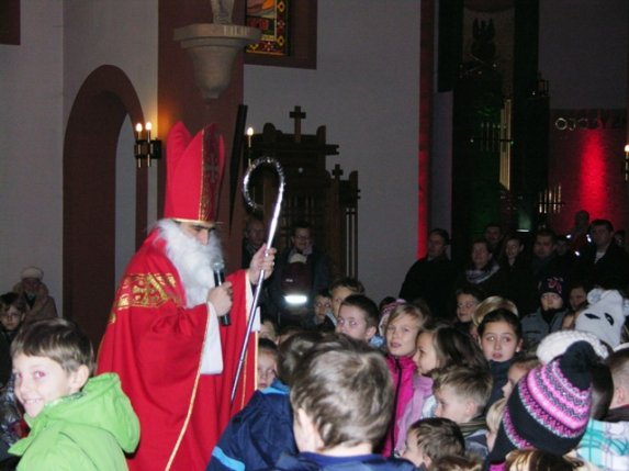 Św. Mikołaj odwiedził naszą parafię - zdjęcie #4