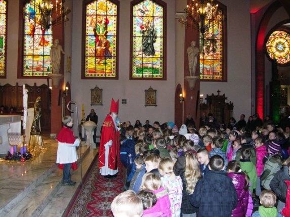 Św. Mikołaj odwiedził naszą parafię - zdjęcie #8