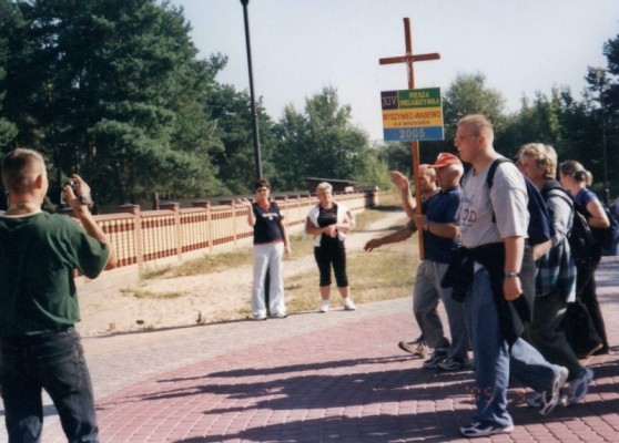 Pielgrzymka do Wąsewa-odpoczynek przy kościele - zdjęcie #4