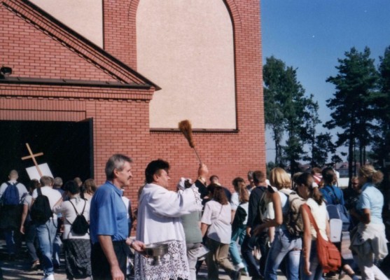 Pielgrzymka do Wąsewa-odpoczynek przy kościele - zdjęcie #3