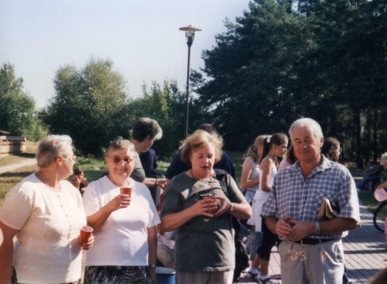 Pielgrzymka do Wąsewa-odpoczynek przy kościele - zdjęcie #2