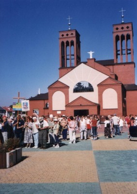 Pielgrzymka do Wąsewa-odpoczynek przy kościele - zdjęcie #1