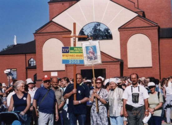 Pielgrzymka do Wąsewa-odpoczynek przy kościele - zdjęcie #5
