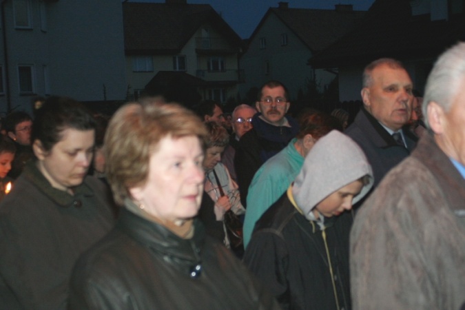 Droga Krzyżowa ulicami ... 12.04.2006 - zdjęcie #8